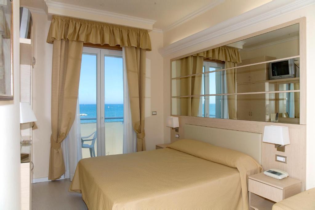 Hotel Caesar Paladium Rimini Chambre photo