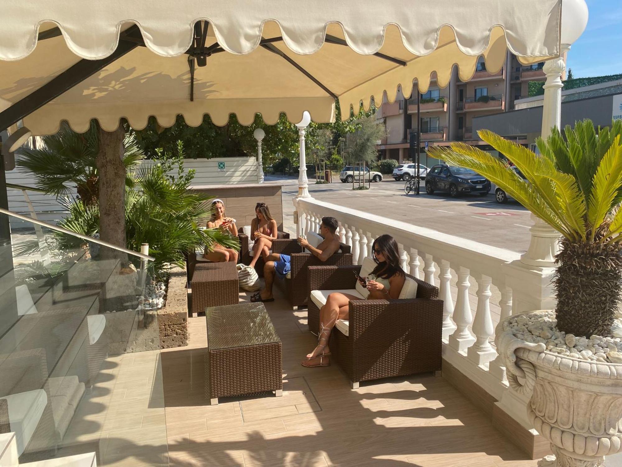 Hotel Caesar Paladium Rimini Extérieur photo