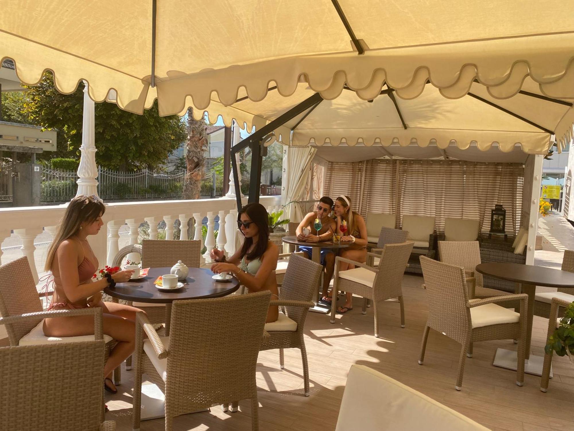 Hotel Caesar Paladium Rimini Extérieur photo